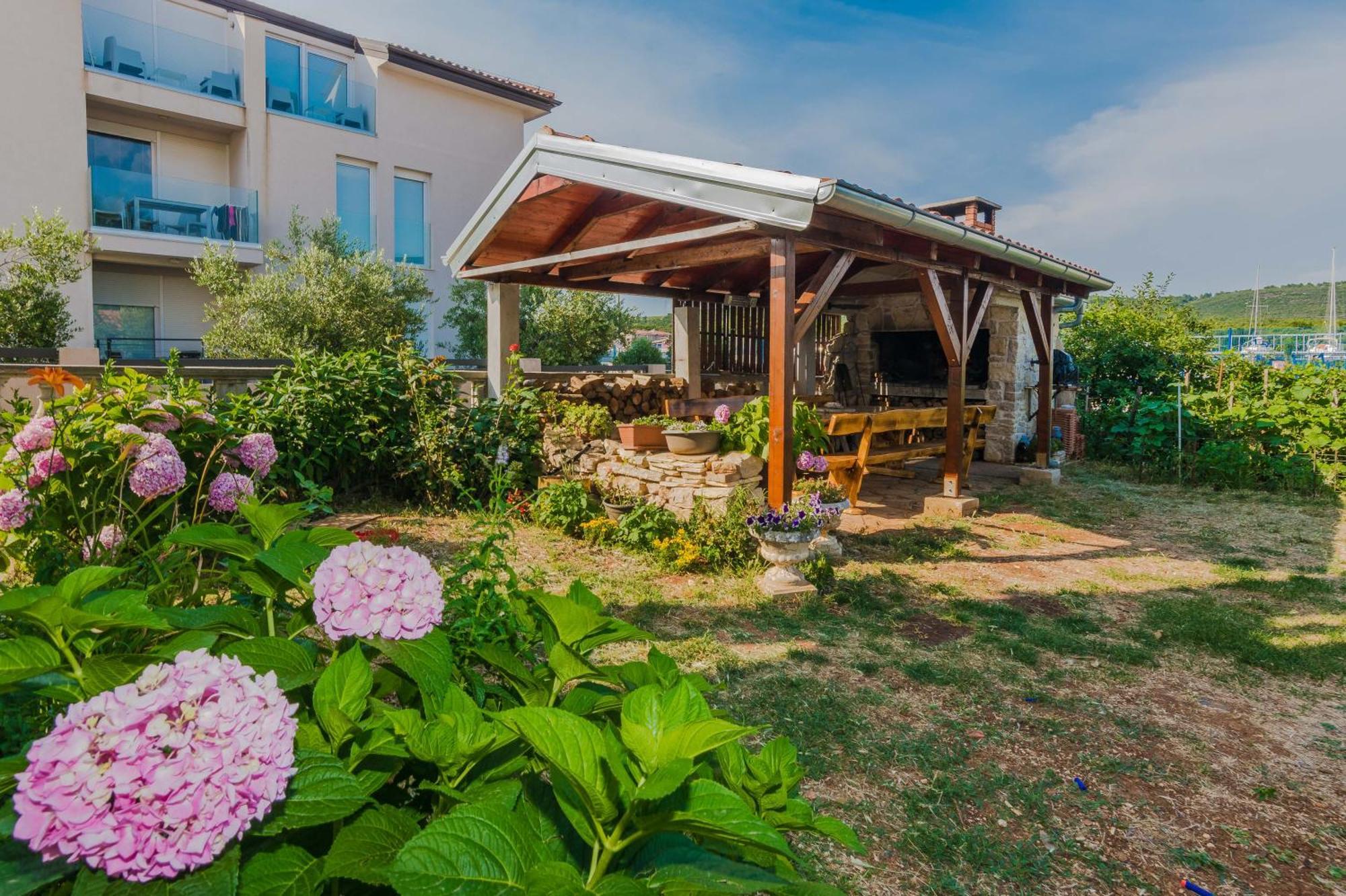 Luxury Monika Near The Sea With Private Parking Apartment *
